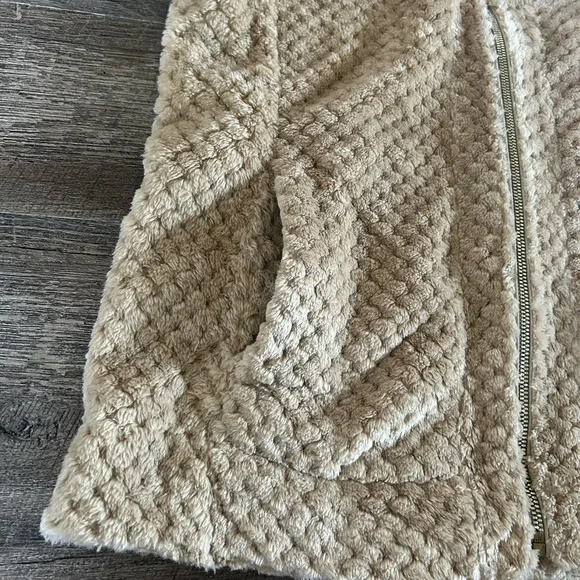 Calvin Klein teddy bear plush vest - Picture 6 of 10